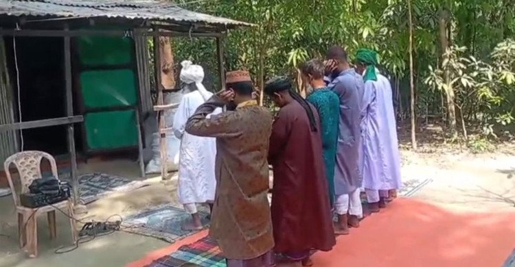 মাইকে ঘোষণা দিয়ে চাঁদপুরে আগাম ঈদ উদযাপন